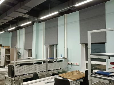 Рулонные шторы в черной фурнитуре бентин, с тканью лен блэкаут серый